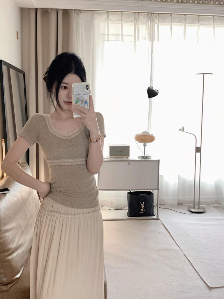 Slim Fit Lace Panel V-Neck Short Sleeve Top