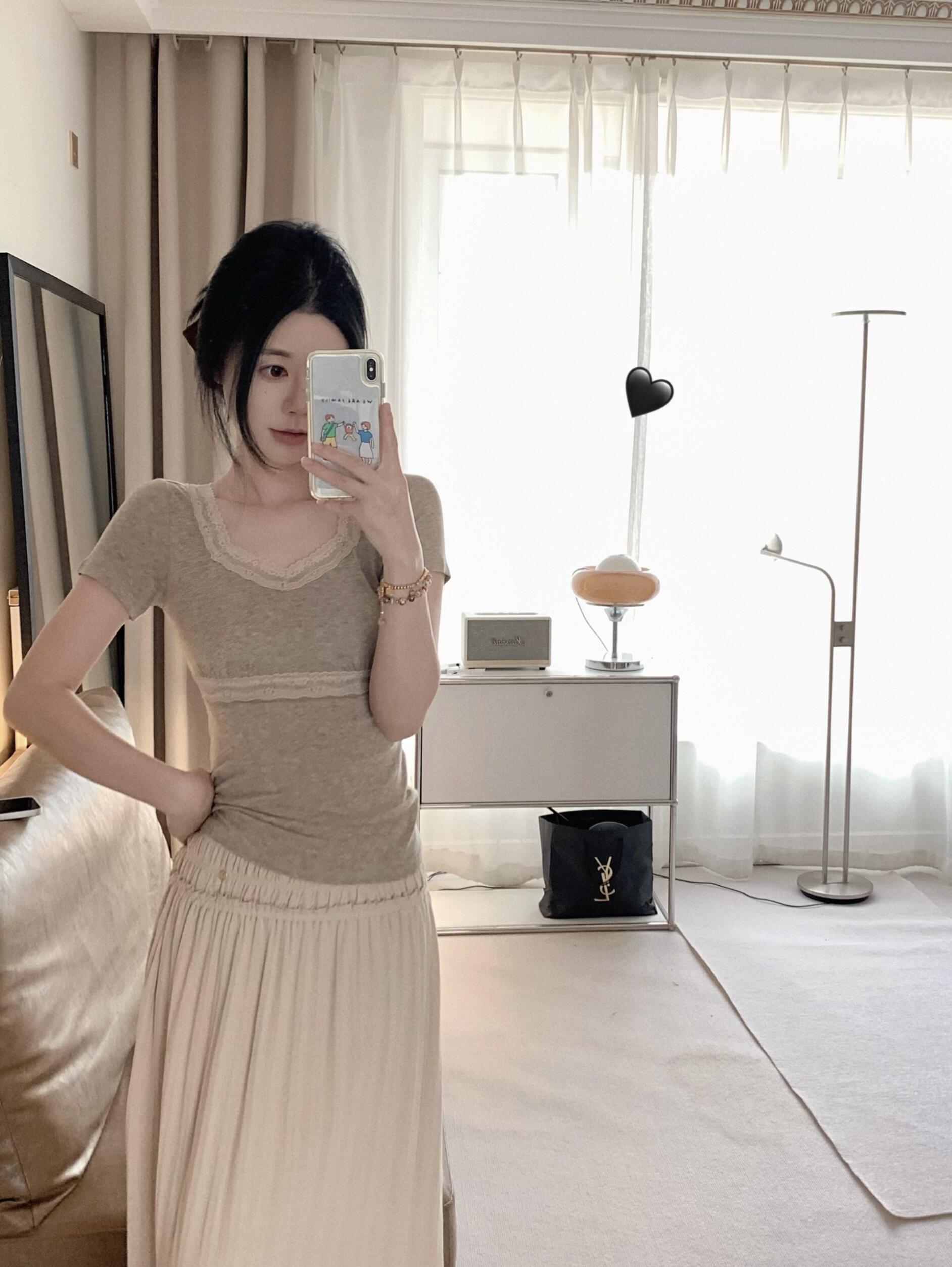 Slim Fit Lace Panel V-Neck Short Sleeve Top